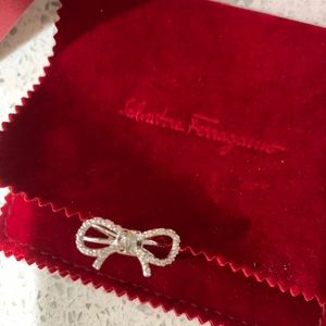 Ferragamo 18k with diamonds vara bow ring